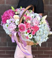 Цветочная композиция из Розы, Хризантемы, Пионы и Лизиантусы в корзине в Малино