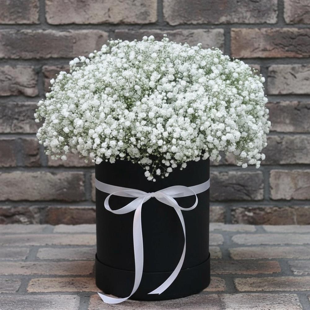 Цветочная композиция из Гипсофила в шляпной коробке в Малино