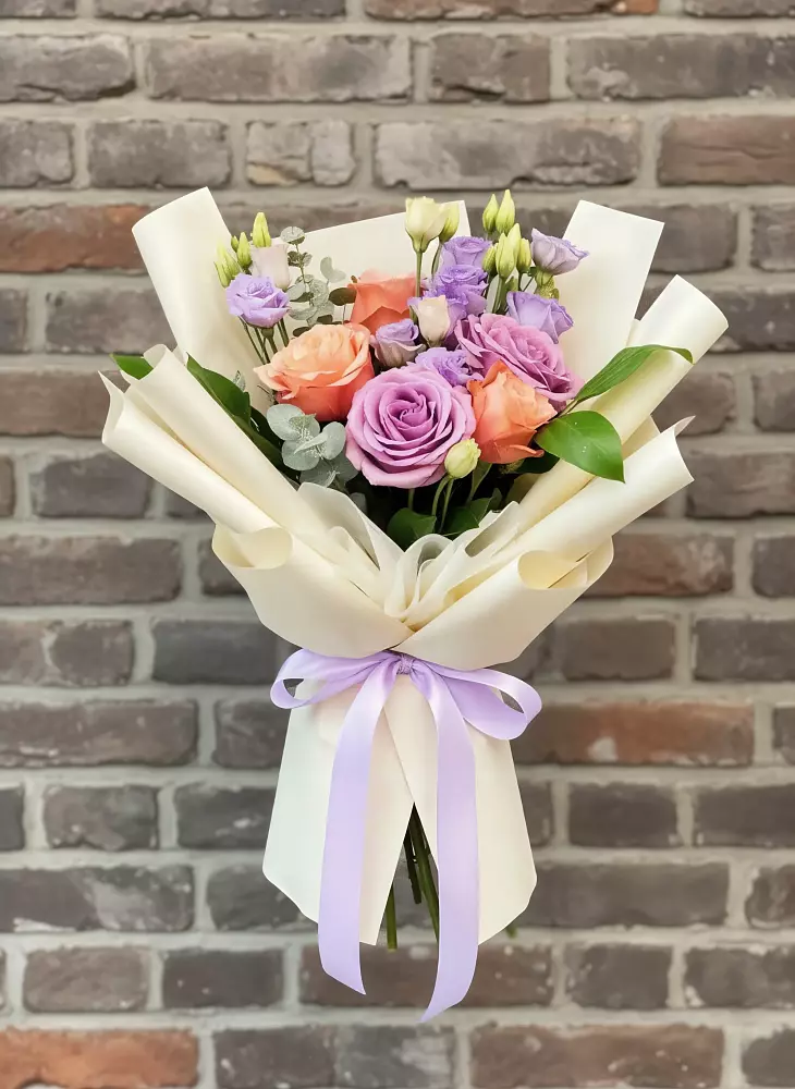 Букет цветов из: Лизиантусы и Розы в Малино