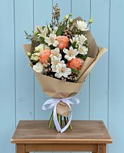 Букет цветов из:  Альстромерии, Лизиантусы, Розы и Хризантемы в Малино