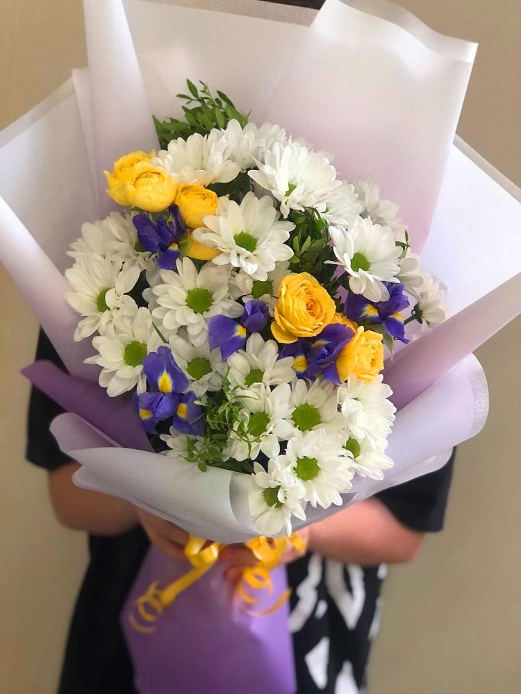 Букет цветов из: Ирисы, Хризантемы и Розы в Малино