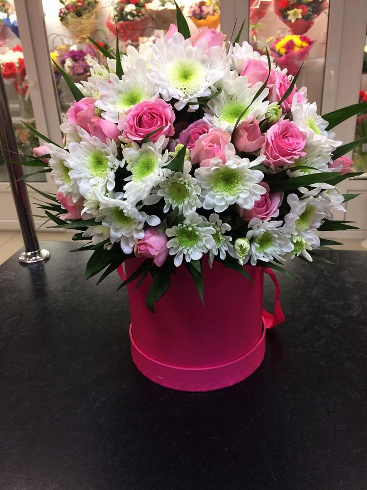 Цветочная композиция из Розы и Хризантемы в шляпной коробке в Малино