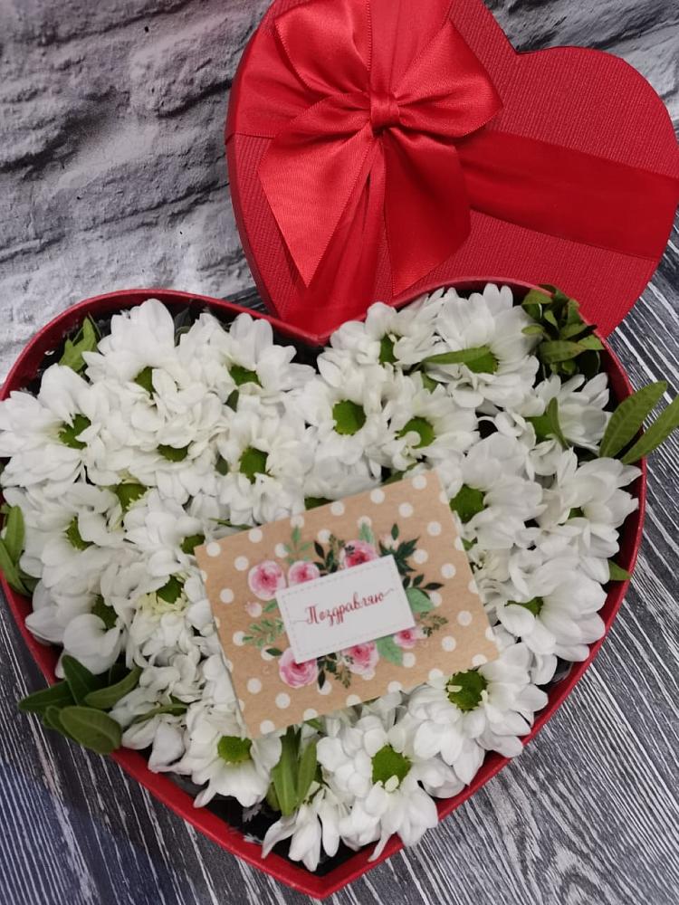 Цветочная композиция из Хризантемы в виде сердца в Малино