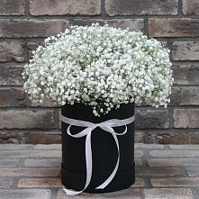 Цветочная композиция из Гипсофила в шляпной коробке в Малино