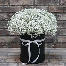 Цветочная композиция из Гипсофила в шляпной коробке в Малино