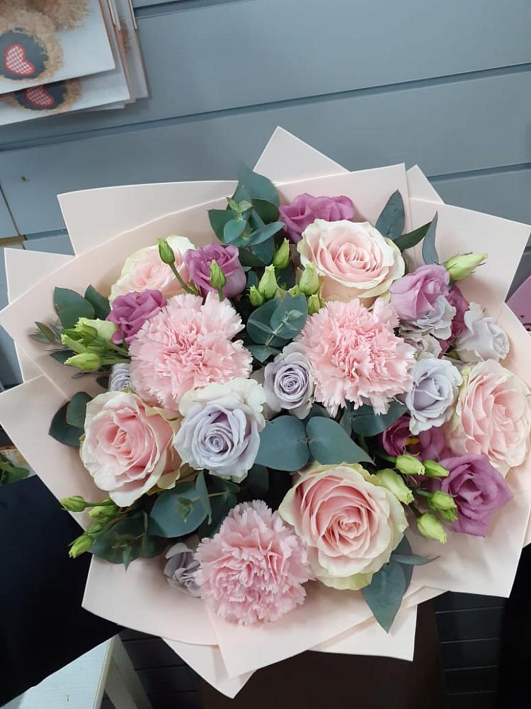 Букет цветов из: Розы, Гвоздики и Лизиантусы в Малино